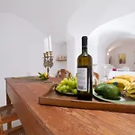 Olive Cave サントリーニ