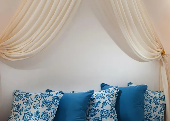 أوليف كييف هاوسيز *