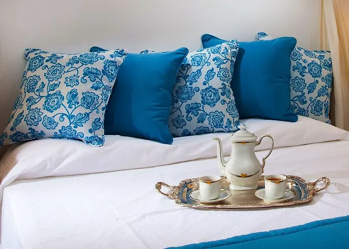 أوليف كييف هاوسيز * ثيرا